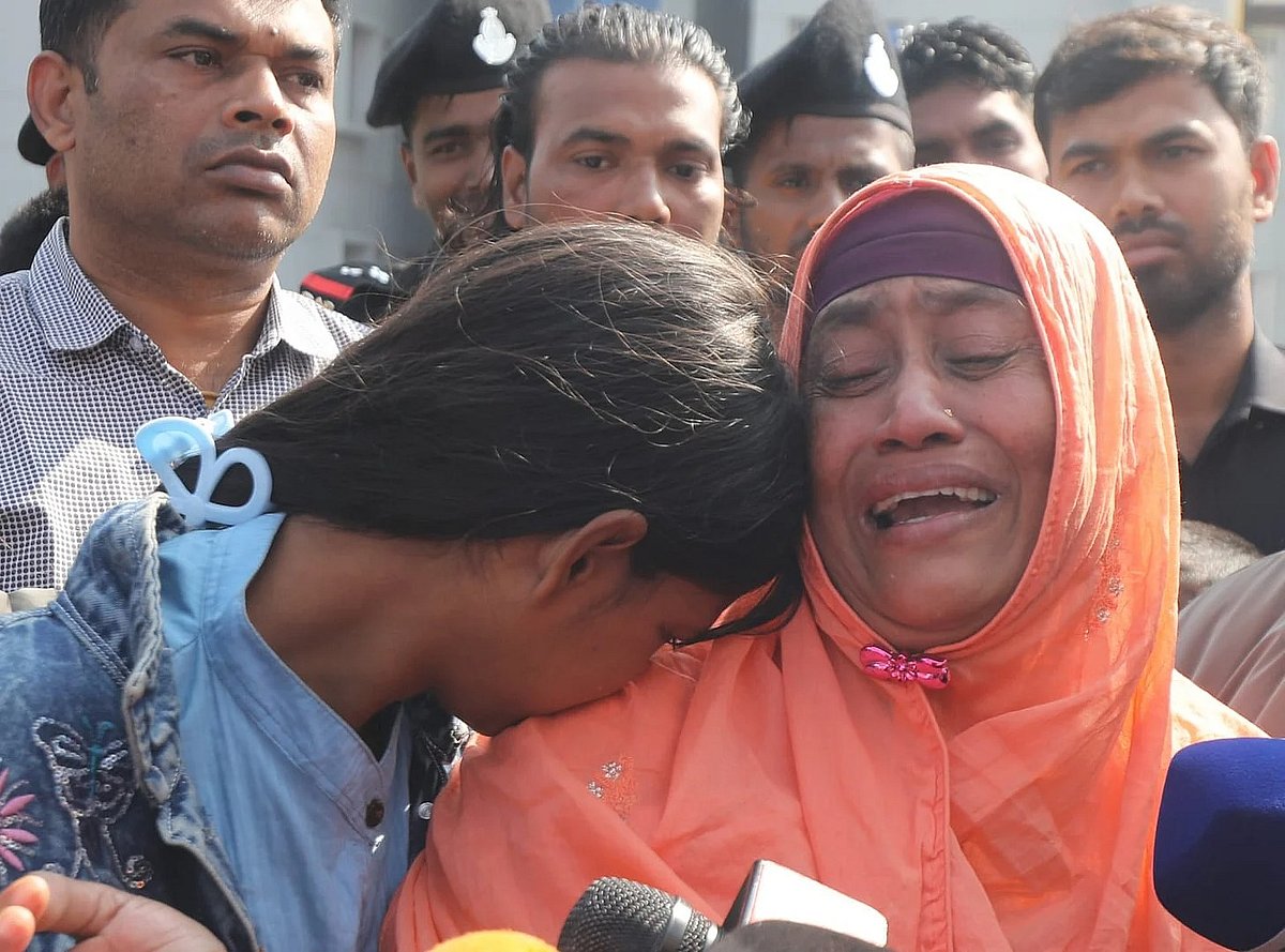 র‍্যাব কর্মকর্তা মোতালেবের স্ত্রী শামসুন্নাহারের আহাজারি। চলতি ২০ জানুয়ারি দুপুরে চট্টগ্রামের পতেঙ্গায় র‍্যাব ৭ এর কার্যালয়ে