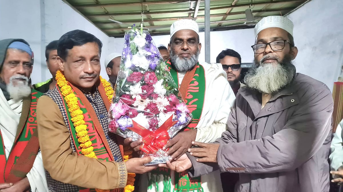 উত্তম কুমার সাহাকে ফুল দিয়ে বরণ করে নেন টাঙ্গাইল-৮ আসনের ১১–দলীয় নির্বাচনী ঐক্য মনোনীত প্রার্থী শফিকুল ইসলাম খানসহ জামায়াত নেতারা। গত বুধবার রাতে বাসাইল উপজেলা জামায়াতের কার্যালয়ে