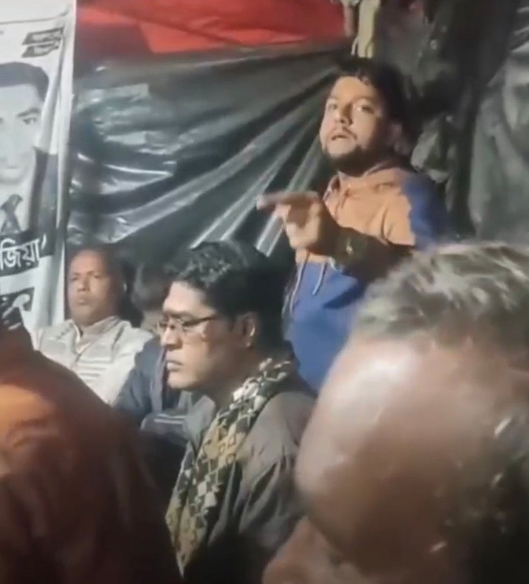 বাগমারা উপজেলার হাটমাধনগরে গত সোমবার ধানের শীষের প্রচারণা সভায় বক্তব্য দেন তাঁতী দলের নেতা নওশাদ মোল্লাহ