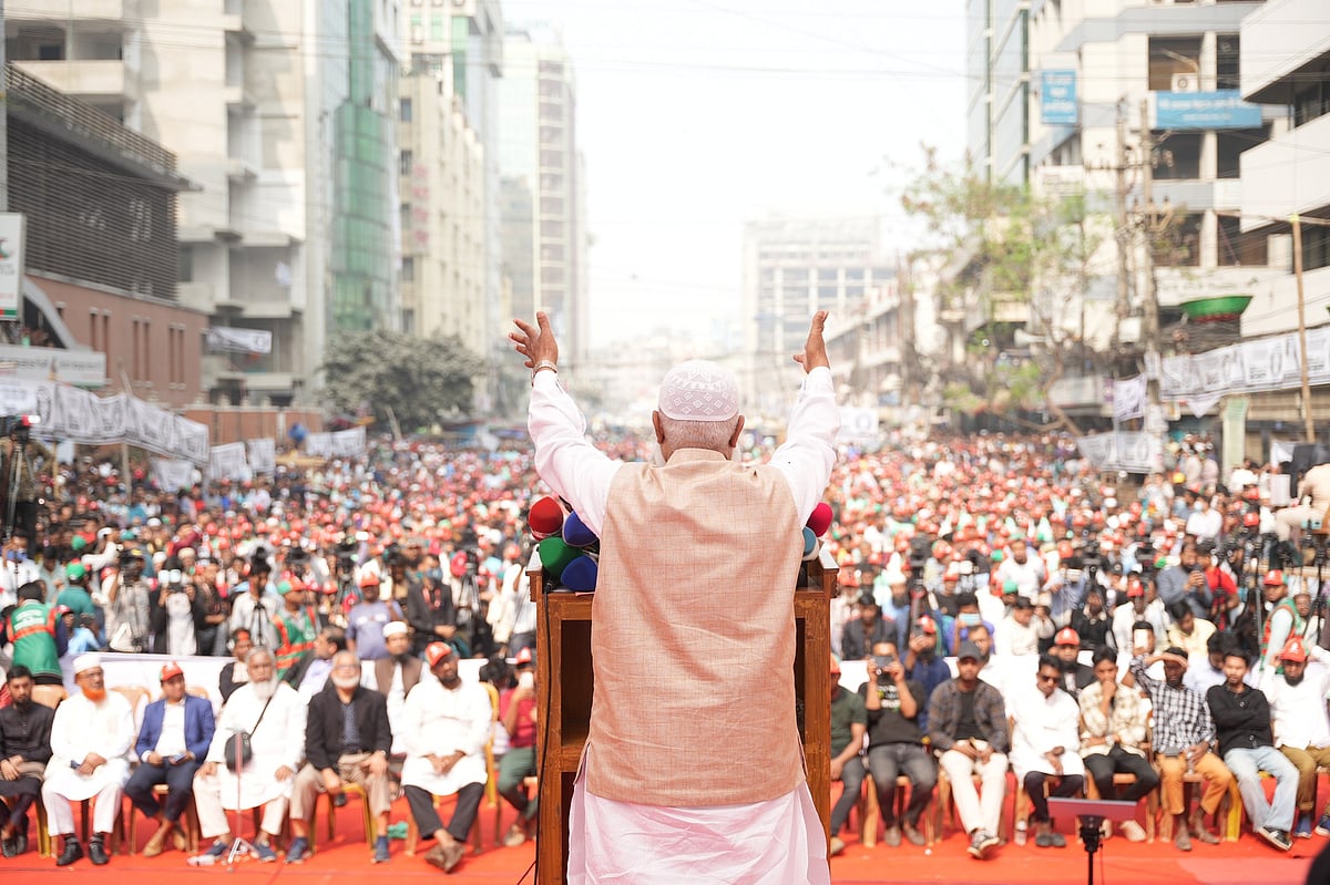 রাজধানীর কারওয়ান বাজারে ঢাকা-১২ আসনে নির্বাচনী জনসভায় বক্তব্য দেন জামায়াতের আমির শফিকুর রহমান।