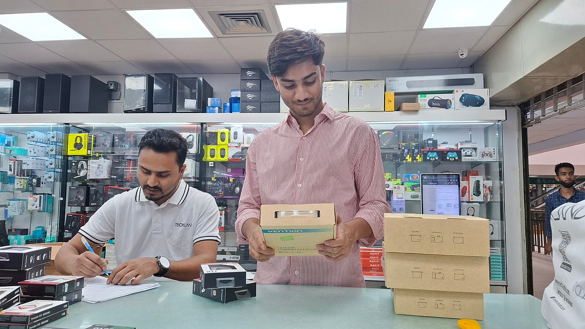 বিসিএস কম্পিউটার সিটিতে প্রযুক্তিপণ্য দেখছেন এক ক্রেতা।