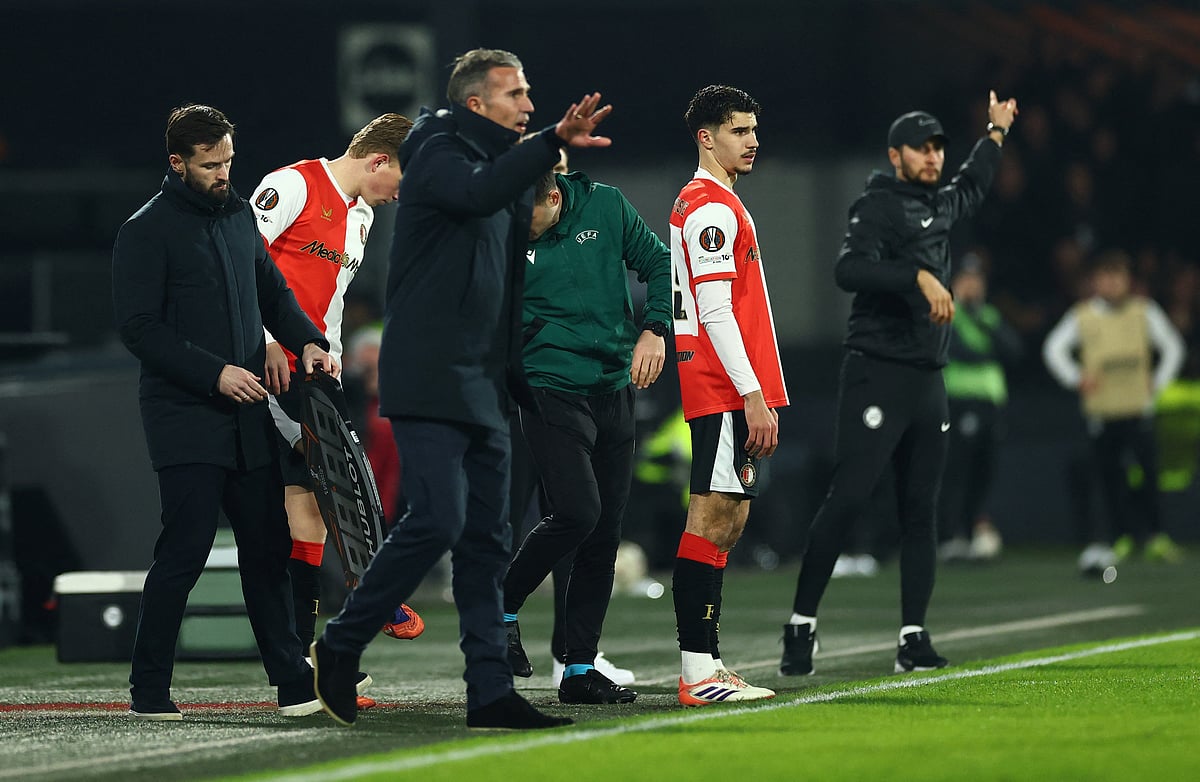 বদলি হিসেবে নামছে ছেলে শাকিল ফন পার্সি, ফেইনুর্ডের কোচ বাবা রবিন ফন পার্সি পাসে (ডানে)