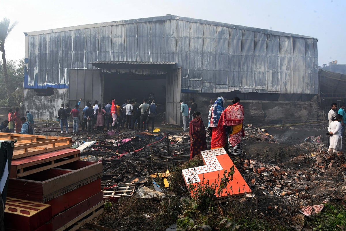 কলকাতার উপকণ্ঠ আনন্দপুরের নাজিরাবাদ এলাকার পাশাপাশি দুই গুদামে ভয়াবহ অগ্নিকাণ্ডের পর সেখানে ভিড় করেছেন অনেকেই