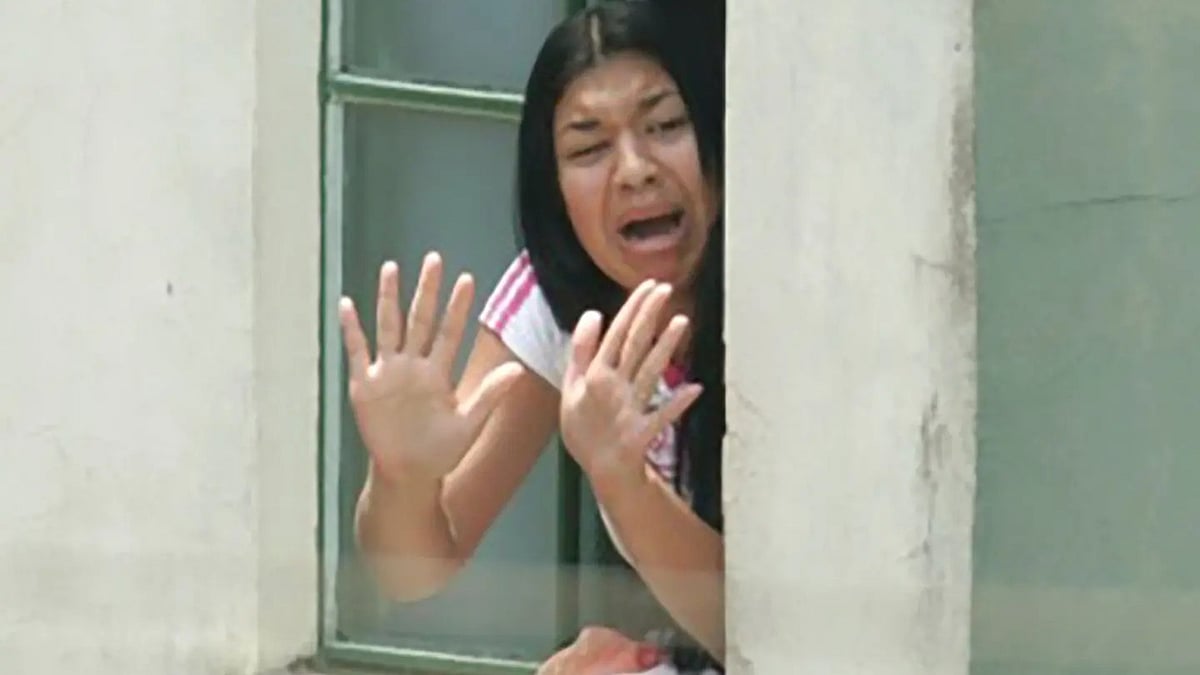 ‘এলোয়া দ্য হোস্টেস: লাইভ অন টিভি’–এর দৃশ্য। নেটফ্লিক্স