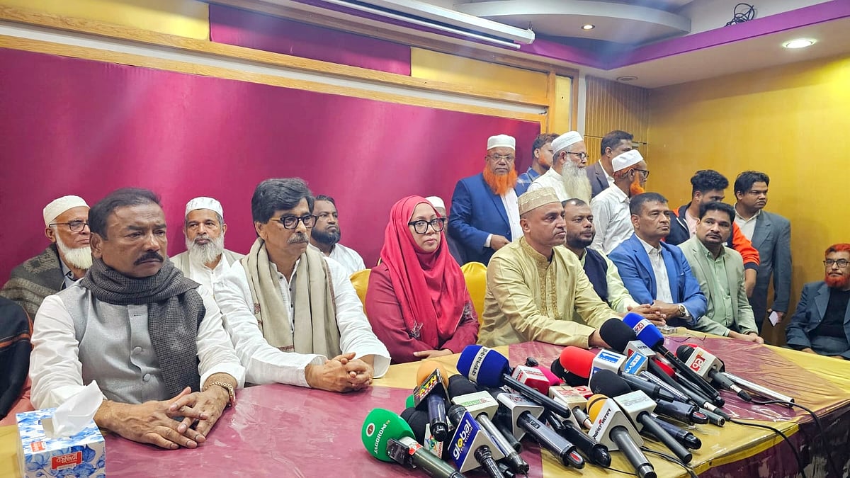 সংবাদ সম্মেলনে নির্বাচন থেকে সরে দাঁড়ানোর ঘোষণা দেন কুমিল্লা-৯ আসনে বিএনপির বিদ্রোহী প্রার্থী সামিরা আজিম। বৃহস্পতিবার রাত ৯টার দিকে কুমিল্লা নগরের কান্দিরপাড় এলাকার একটি রেস্তোরাঁয়