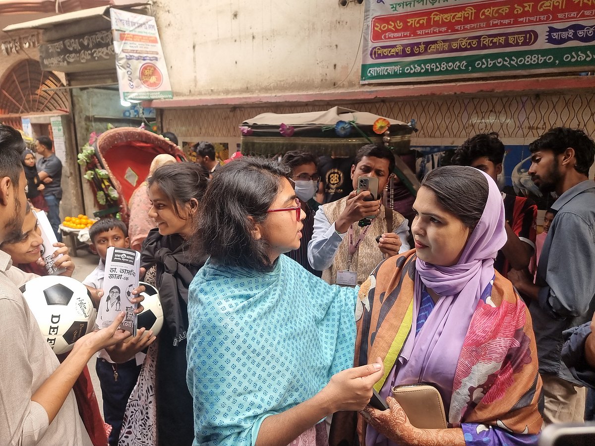 নির্বাচনী প্রচারে ঢাকা–৯ আসনের স্বতন্ত্র প্রার্থী তাসনিম জারা। মুগদাপাড়া, ঢাকা; ২৯ জানুয়ারি ২০২৬