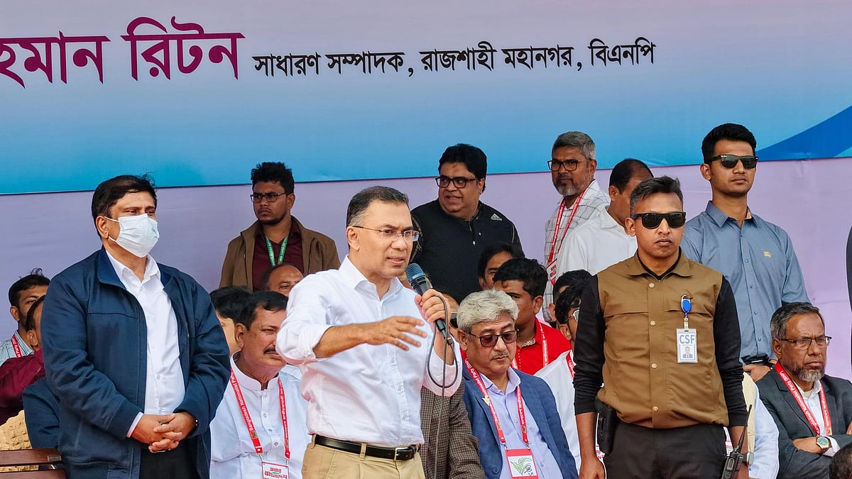 রাজশাহীর হাজী মুহম্মদ মুহসীন সরকারি উচ্চ বিদ্যালয়ে মাঠে  জনসভায় ভাষণ দিয়েছেন বিএনপির চেয়ারম্যান তারেক 