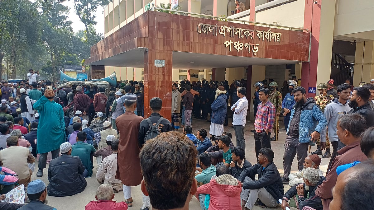 পঞ্চগড়ে পক্ষপাতিত্বের অভিযোগ তুলে রিটার্নিং কর্মকর্তা ও জেলা প্রশাসকের পদত্যাগের দাবিতে ১১-দলীয় জোটের বিক্ষোভ। আজ বৃহস্পতিবার বেলা সোয়া ১১টার দিকে