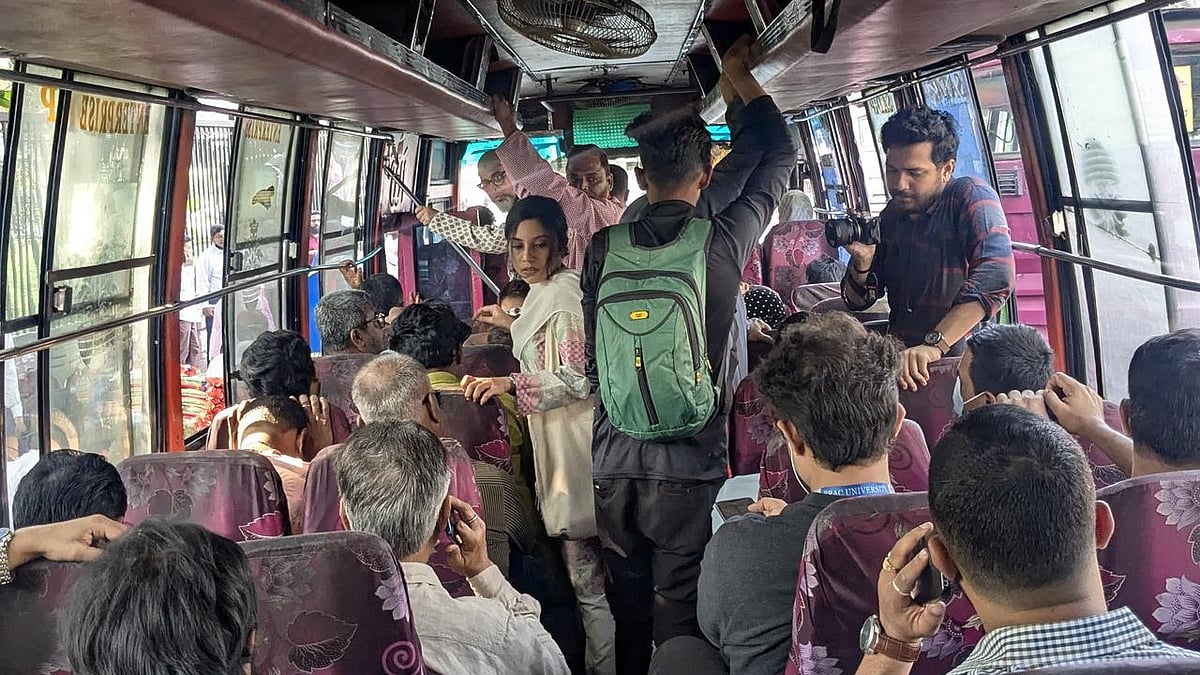 গোপন ক্যামেরা নিয়ে একজন ছিলেন সামনে, একজন পেছনে। যাত্রীদের মধ্যেই ছিলেন ৫ জন অভিনয়শিল্পী।