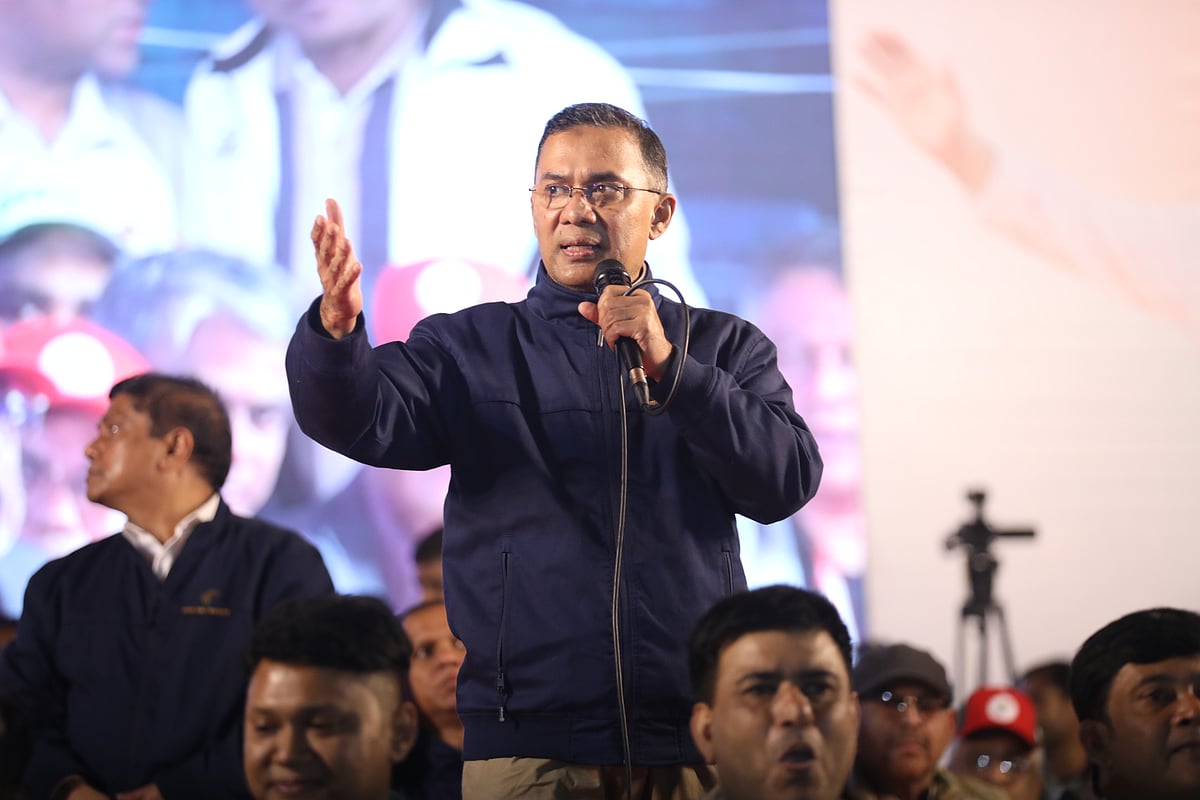 বগুড়া শহরের আলতাফুন্নেছা খেলার মাঠে নির্বাচনী জনসভায় বৃহস্পতিবার রাতে বক্তব্য দেন বিএনপির চেয়ারম্যান তারেক রহমান