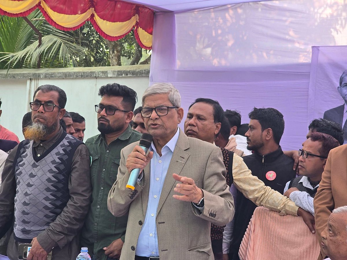 ঠাকুরগাঁওয়ে নির্বাচনী সভায় কথা বলছেন বিএনপির মহাসচিব মির্জা ফখরুল ইসলাম আলমগীর। বৃহস্পতিবার সদর উপজেলার গড়েয়া ইউনিয়নে