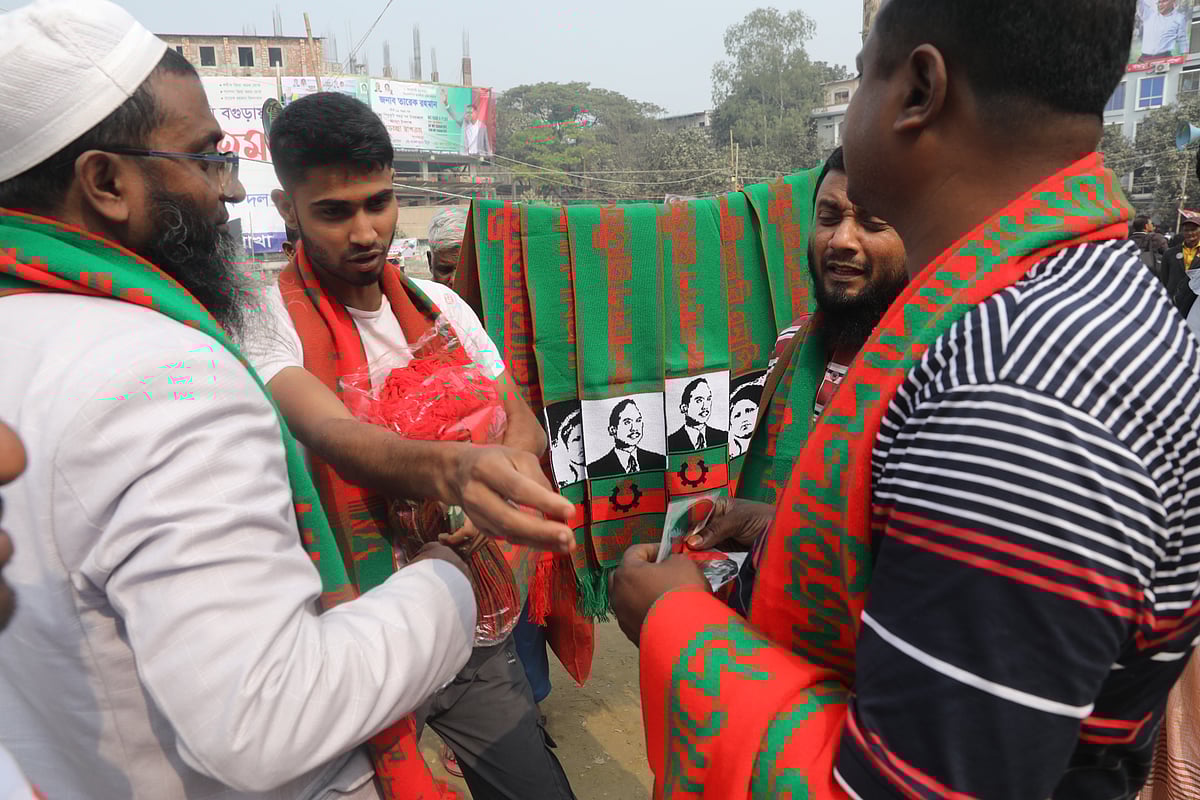 দলীয় প্রতীকের ছোট–বড় পতাকা, নেতাদের ছবি–সংবলিত কোট পিন, প্লাস্টিকের ব্যাজসহ নানা উপকরণ বিক্রি হচ্ছে সমাবেশস্থলে। আজ বৃহস্পতিবার বগুড়ার  আলতাফুন্নেছা খেলার মাঠে