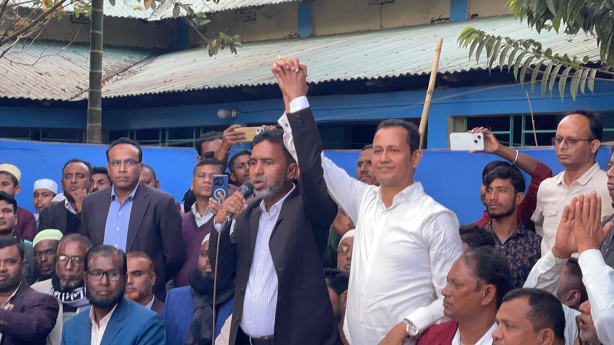 সুনামগঞ্জ-১ আসনে বিএনপির প্রার্থী কামরুজ্জামান দলের নেতা আনিসুল হককে নিয়ে প্রচারণা চালাচ্ছেন। বুধবার রাতে তাহিরপুরের বাগলী এলাকায়