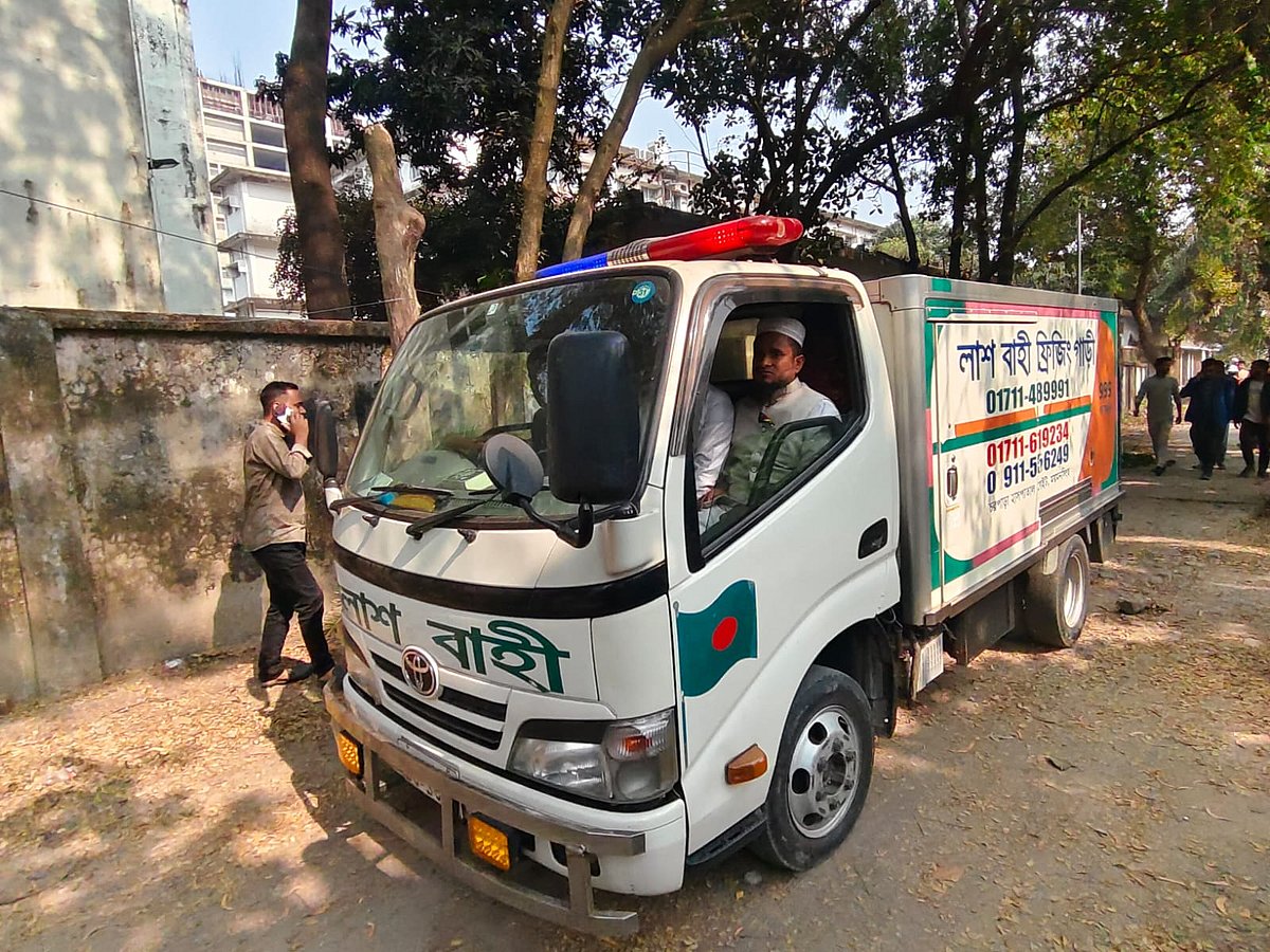 ঝিনাইগাতীতে নির্বাচনী সংঘাতে নিহত জামায়াত নেতা রেজাউল করিমের মরদেহ ময়মনসিংহ মেডিকেল কলেজের মর্গে ময়নাতদন্ত শেষে পরিবারের কাছে হস্তান্তর করা হয়। বৃহস্পতিবার দুপুরে