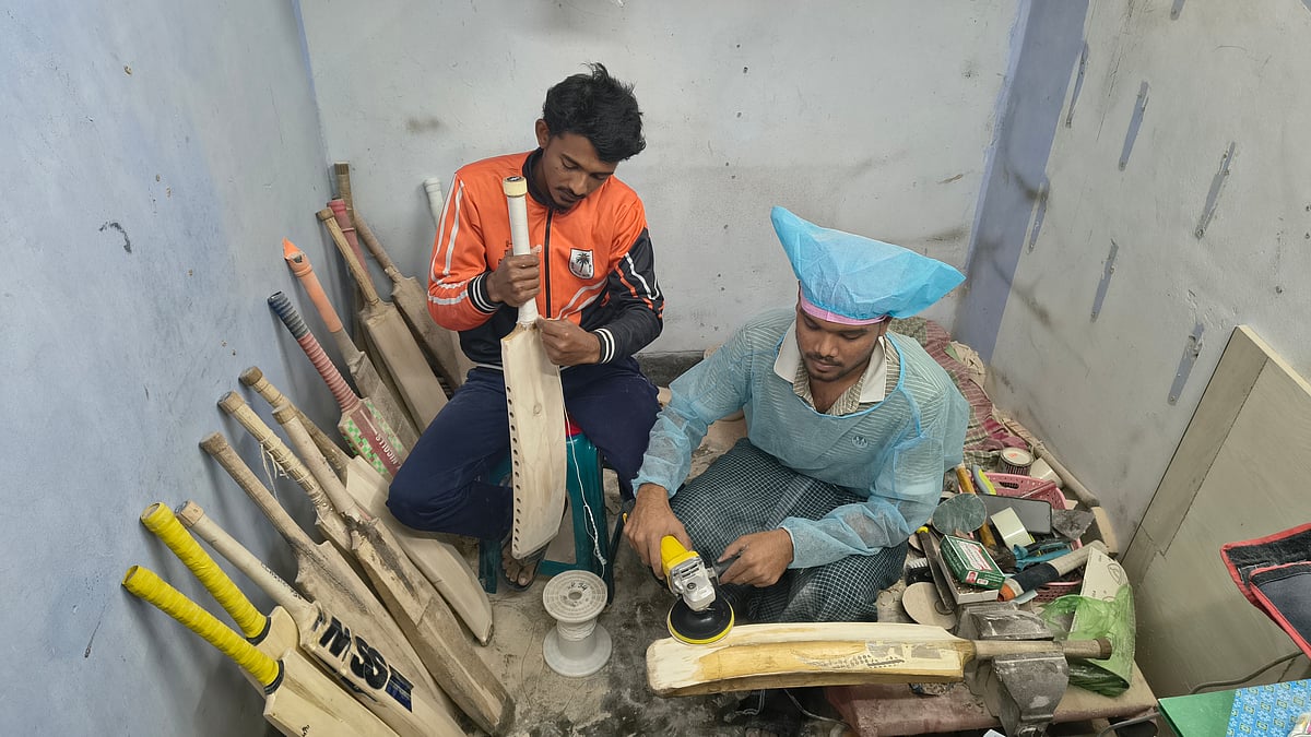 দুই ক্রিকেটার বন্ধু রফিকুল ইসলাম ও আজমান হোসেন পড়াশোনার পাশাপাশি ব্যাট মেরামতের প্রতিষ্ঠান গড়েছেন