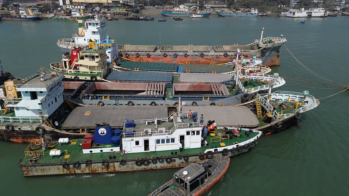 কর্ণফুলী নদীতে লাইটার জাহাজে অভিযান চালান বন্দরের নির্বাহী ম্যাজিস্ট্রেট সাদিয়া আফরিন। আজ দুপুরে