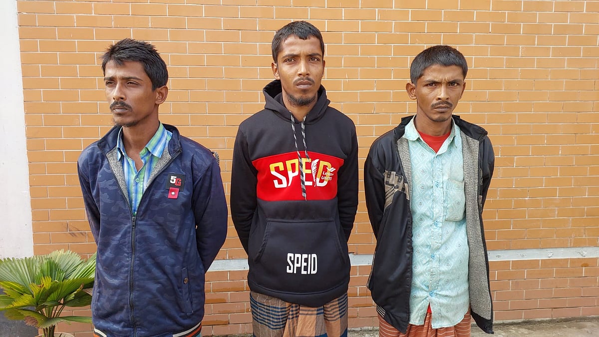 ময়মনসিংহ কেন্দ্রীয় কারাগার থেকে ‘ভুলবশত’ মুক্তি পাওয়া হত্যা মামলার আসামি তিন ভাইকে গ্রেপ্তার করেছে র‍্যাব। শুক্রবার দুপুরে তোলা