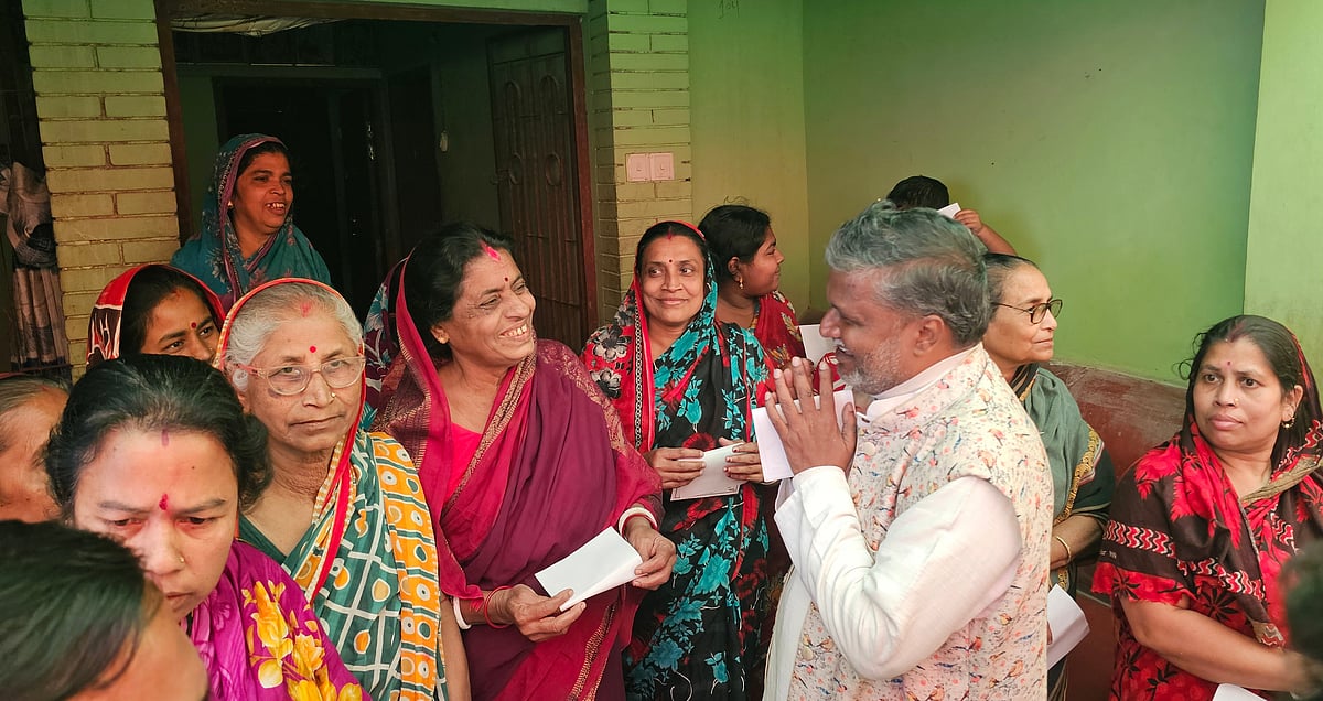 নারীদের কাছে ভোট ও আশীর্বাদ চান ধানের শীষের প্রার্থী সোমনাথ দে। শুক্রবার বাগেরহাটের মোরেলগঞ্জের বনগ্রাম ইউনিয়নের পূটিয়া গ্রামে