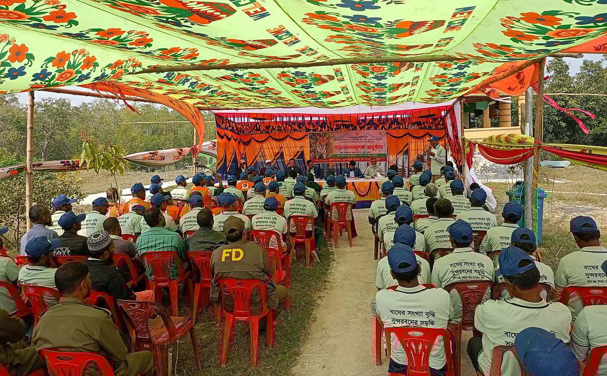 বাঘ সংরক্ষণের নামে সুন্দরবনের ভেতরে প্যান্ডেল, জেনারেটর ও সাউন্ডবক্স ব্যবহার করে অনুষ্ঠিত হয় বন বিভাগের সচেতনতামূলক সভা। বৃহস্পতিবার টহল ফাঁড়ি এলাকায়