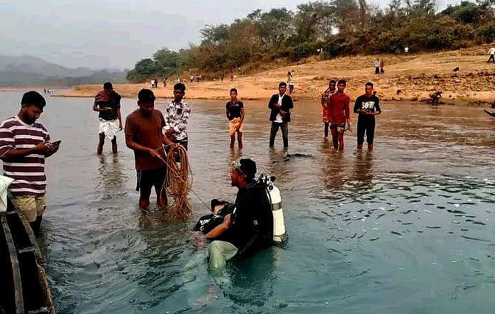 সিলেটের জৈন্তাপুরে সারি নদে চোরবালিতে তলিয়ে মারা যাওয়া শাবিপ্রবি শিক্ষার্থী মুসআব আমীনের লাশ উদ্ধারে ডুবুরি দলের অভিযান। শুক্রবার দুপুরে