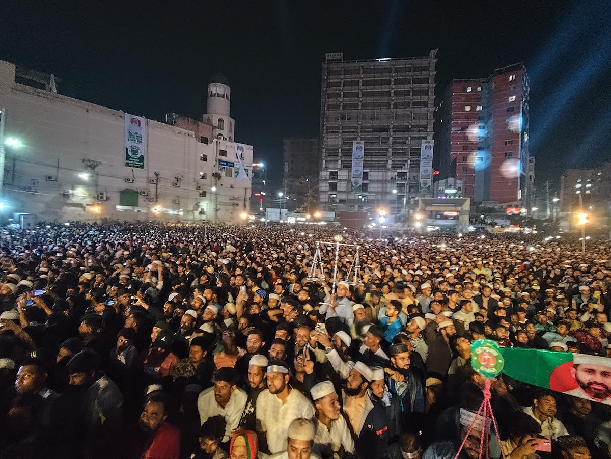 জামায়াতের নির্বাচনী জনসভা। শুক্রবার রাতে কুমিল্লা নগরের ঐতিহাসিক টাউন হল মাঠে