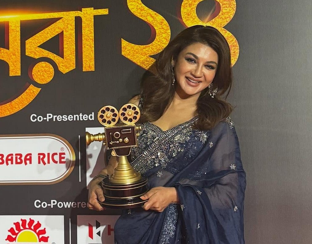 ‘বিনোদনের সেরা ২৪’ অ্যাওয়ার্ডে সমালোচকদের বিচারে সেরা অভিনেত্রীর পুরস্কার পেয়েছেন জয়া