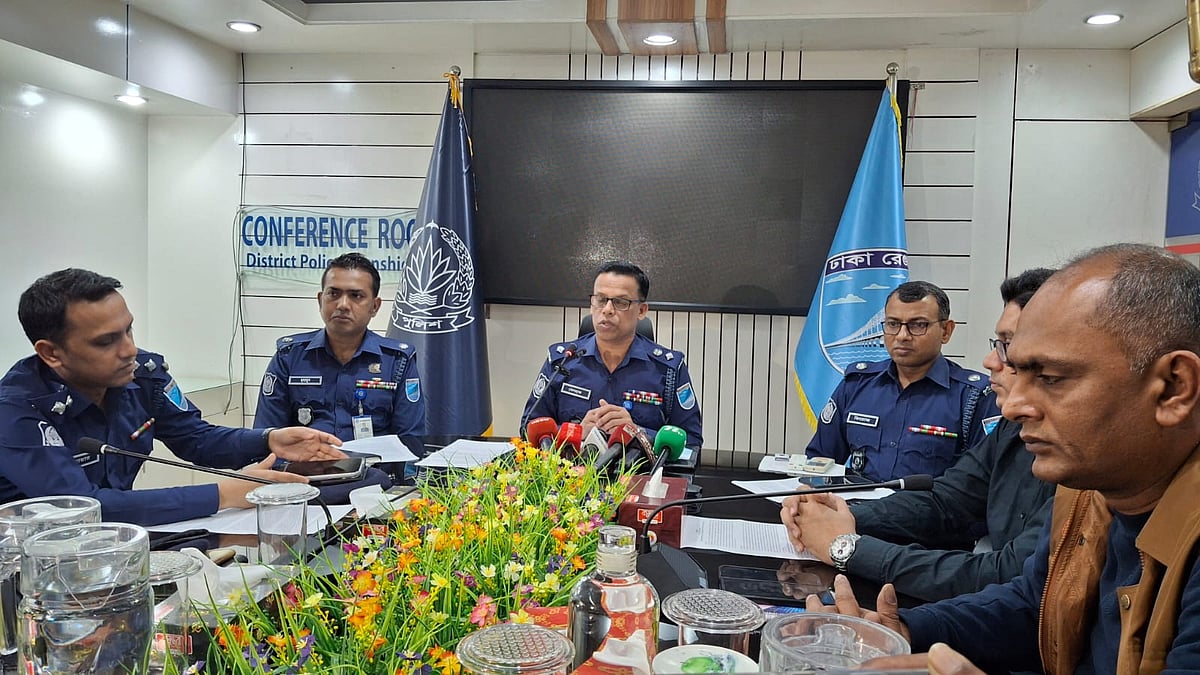 মা ও মেয়েকে হত্যার ঘটনা নিয়ে মুন্সিগঞ্জ পুলিশ সুপার মোহাম্মদ মেনহাজুল আলমের ব্রিফিং।  শুক্রবার বিকেলে পুলিশ  সুপার কার্যালয়ের সম্মেলন কক্ষে