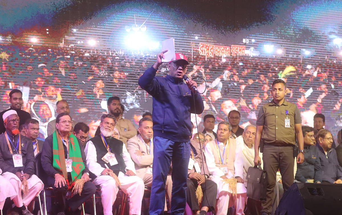 রংপুরের কেন্দ্রীয় ঈদগাহ মাঠে আয়োজিত জনসভায় বক্তব্য দেন  বিএনপির চেয়ারম্যান তারেক রহমান। আজ শুক্রবার রাতে