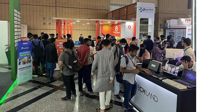 ডিজিটাল ডিভাইস ও ইনোভেশন প্রদর্শনীতে মূল্যছাড়ে পণ্য বিক্রির পাশাপাশি ক্রেতাদের নানা ধরনের উপহার দিচ্ছে বিভিন্ন প্রতিষ্ঠান