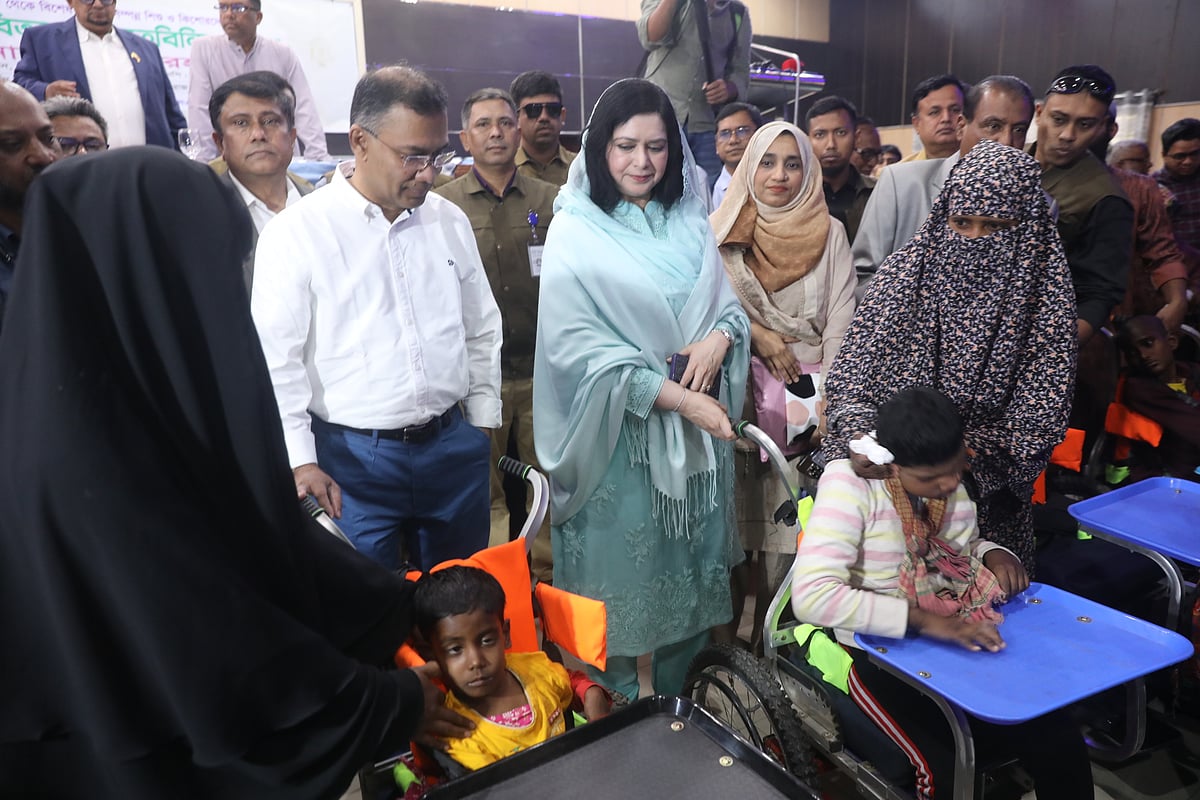 জুবাইদা রহমানের উদ্যোগে বগুড়ায় বিশেষ চাহিদাসম্পন্ন শিশু ও কিশোরদের জন্য হুইলচেয়ার বিতরণ করা হয়। শুক্রবার দুপুরে বগুড়ার একটি হোটেলে