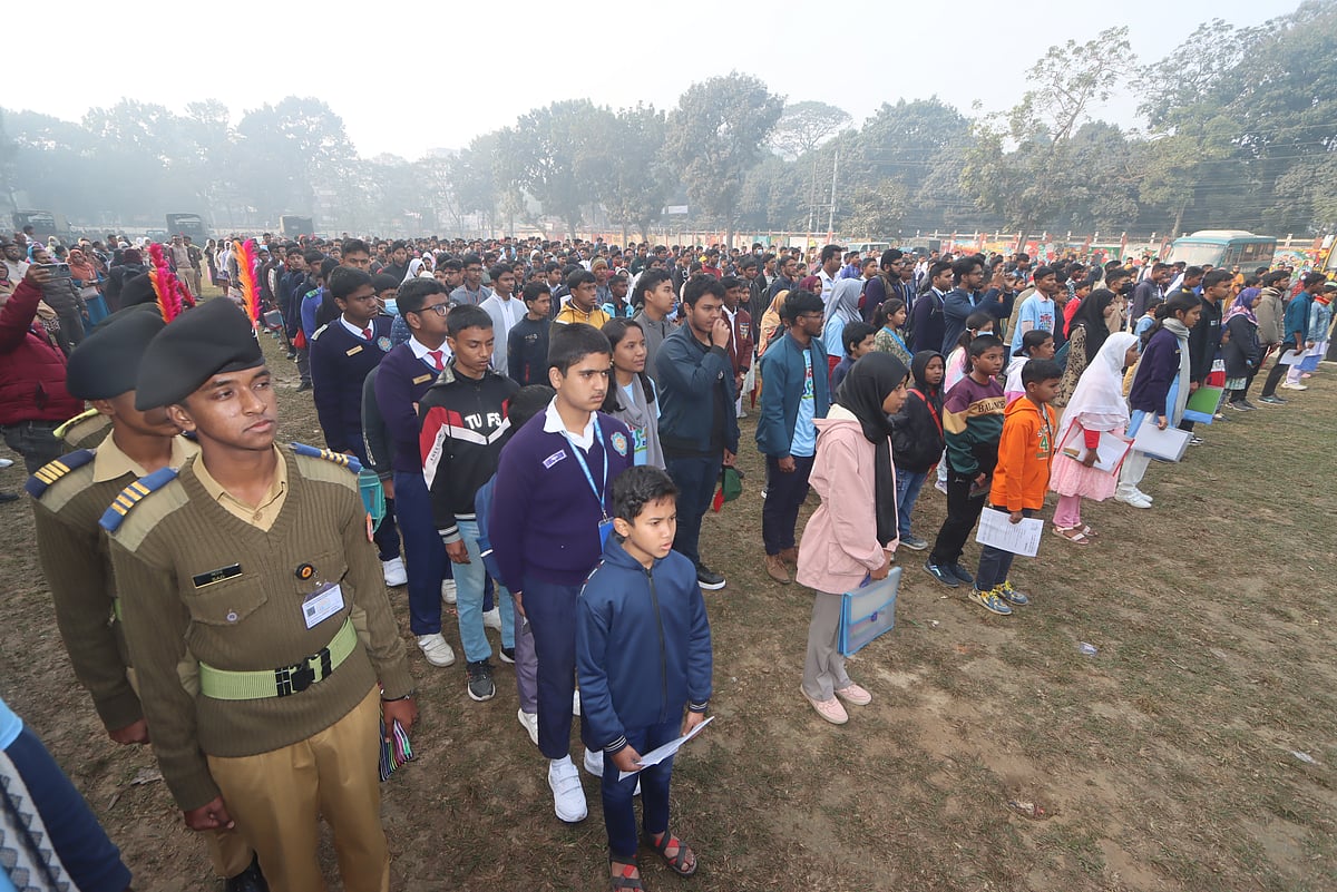 সকাল থেকে খুদে শিক্ষার্থীদের পদচারণে মুখর হয়ে ওঠে রংপুর জিলা স্কুল মাঠ। আজ শনিবার