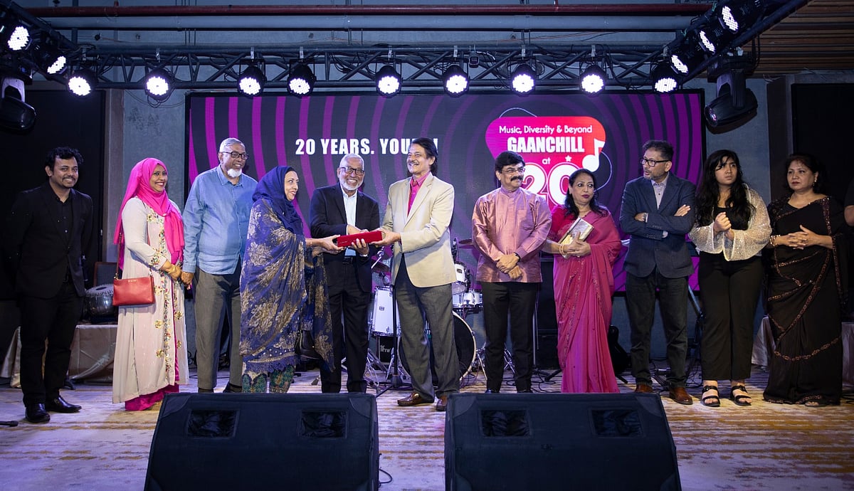 দুই দশকের এই বিশেষ আয়োজনে সম্মাননা ক্রেস্ট তুলে দেওয়া হয়