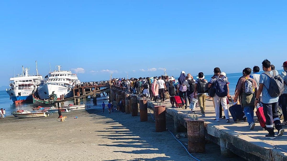 সেন্ট মার্টিন দ্বীপ ছাড়তে জাহাজে উঠছেন পর্যটকেরা। আজ দুপুরে কক্সবাজারের সাগর দ্বীপ সেন্ট মার্টিন জেটি ঘাটে