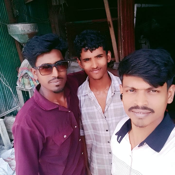 নিহত মাসুদ হাসান (মাঝখানে)