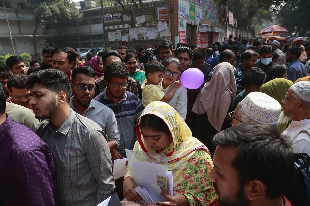 ৫০তম বিসিএস প্রিলিমিনারি পরীক্ষা শেষে কেন্দ্র থেকে বের হচ্ছে পরীক্ষার্থীরা। গভর্নমেন্ট কলেজ অব অ্যাপ্লাইড হিউমান সায়েন্স, আজিমপুর, ঢাকা, ৩০ জানুয়ারি ২০২৫