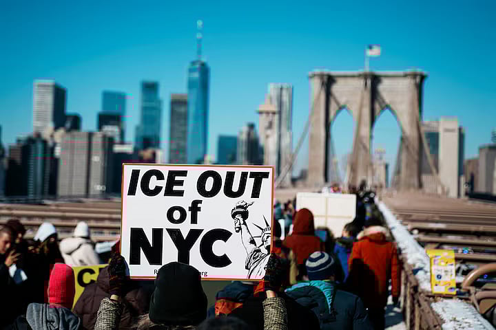 রেনি নিকোল গুডের স্মরণে এবং যুক্তরাষ্ট্রের প্রেসিডেন্ট ডোনাল্ড ট্রাম্প ও আইসিইর বিরুদ্ধে প্রতিবাদ জানাতে নিউইয়র্ক সিটিতে ব্রুকলিন ব্রিজ এলাকায় মিছিল করছেন লোকজন। ১৯ জানুয়ারি ২০২৬