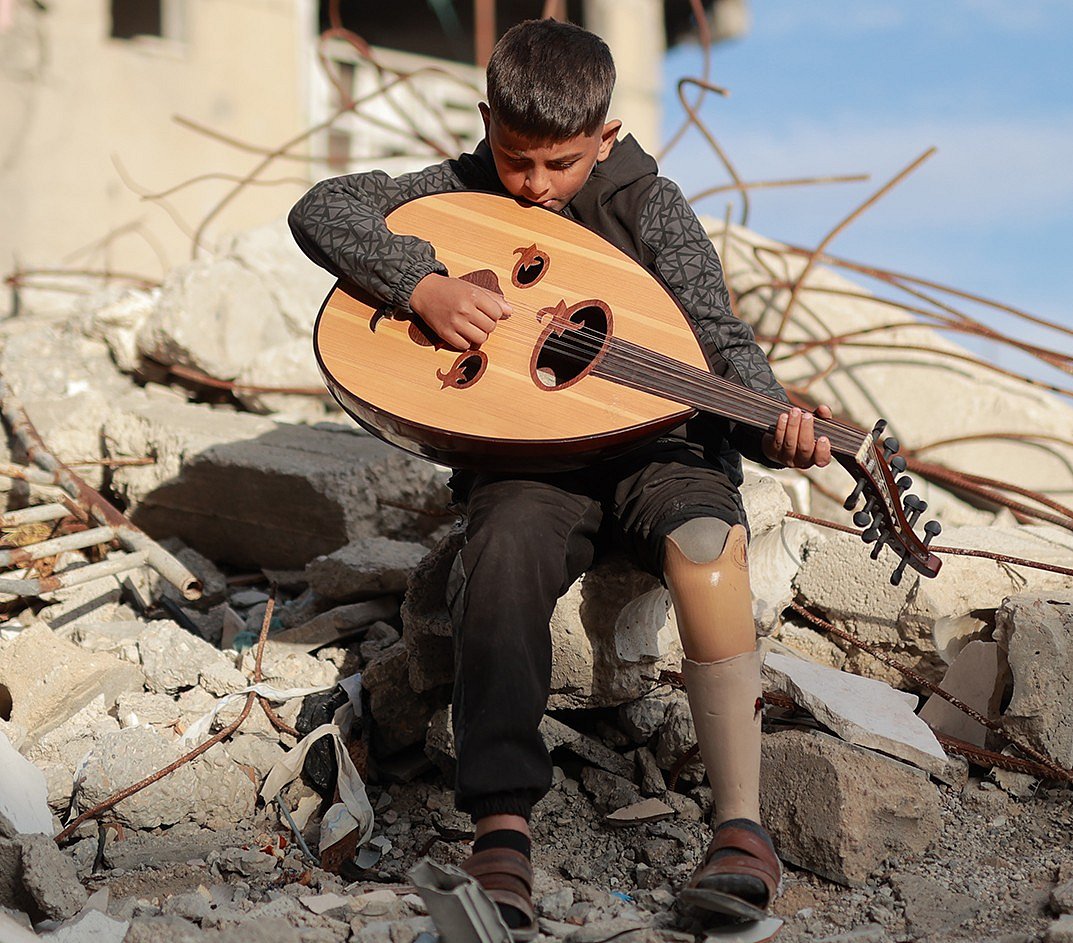 গাজার আল রাজি স্কুলে ইসরায়েলি বর্বরোচিত হামলায় বাবাকে হারায় ১২ বছর বয়সী ফিলিস্তিনি কিমোর আবদুর রহমান আল-নাশাশ