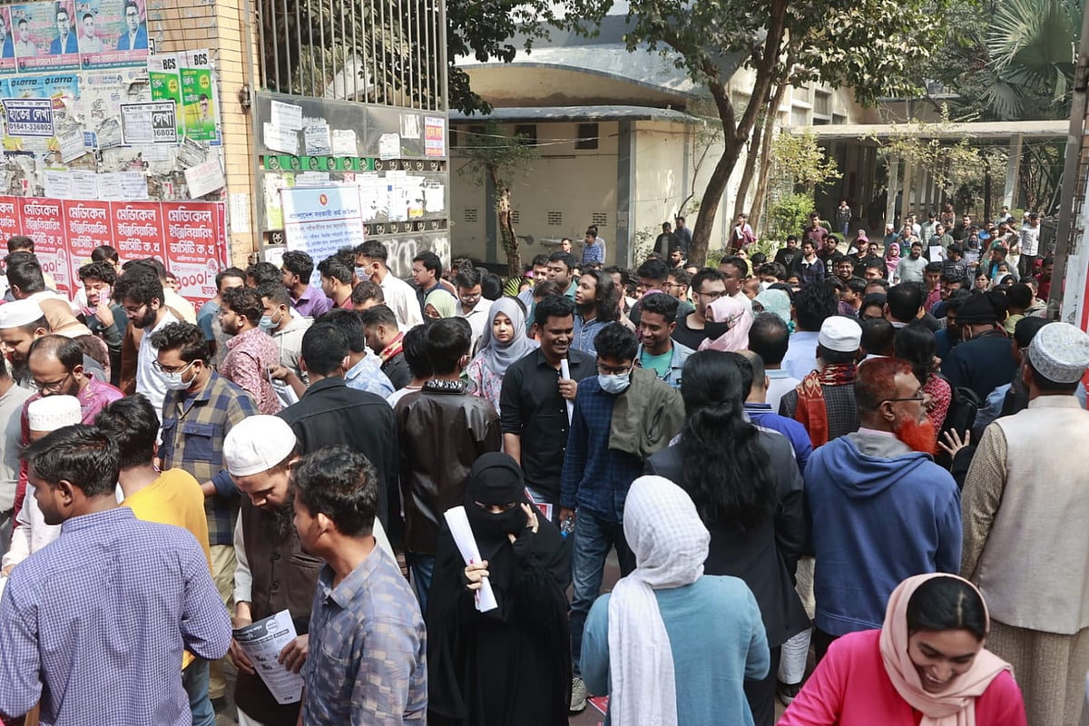 ৫০তম বিসিএস প্রিলিমিনারি পরীক্ষা দিয়ে বের হচ্ছে পরীক্ষার্থীরা। গভর্নমেন্ট কলেজ অব অ্যাপ্লাইড হিউমান সায়েন্স, আজিমপুর, ঢাকা, ৩০ জানুয়ারি ২০২৫