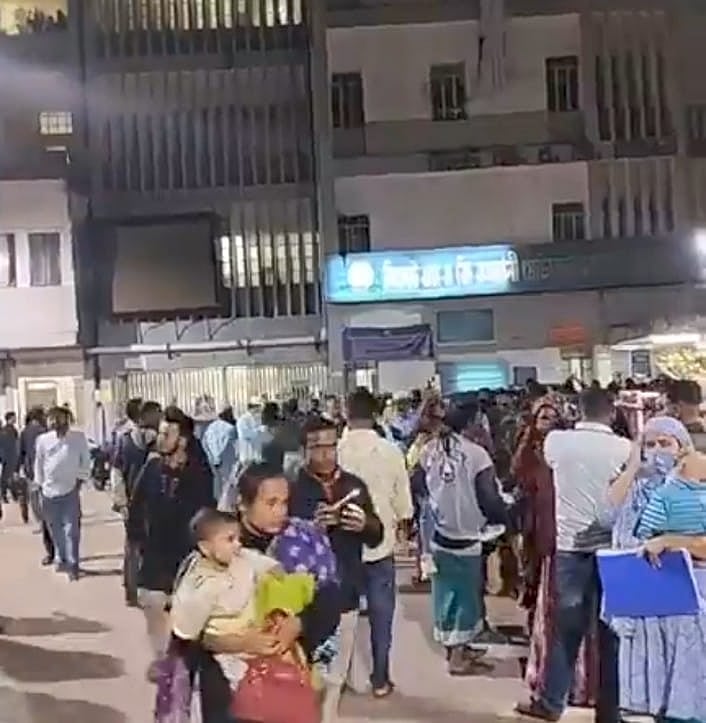 আগুন লাগার খবরে রোগী ও স্বজনদের মধ্যে আতঙ্ক ছড়িয়ে পড়ে