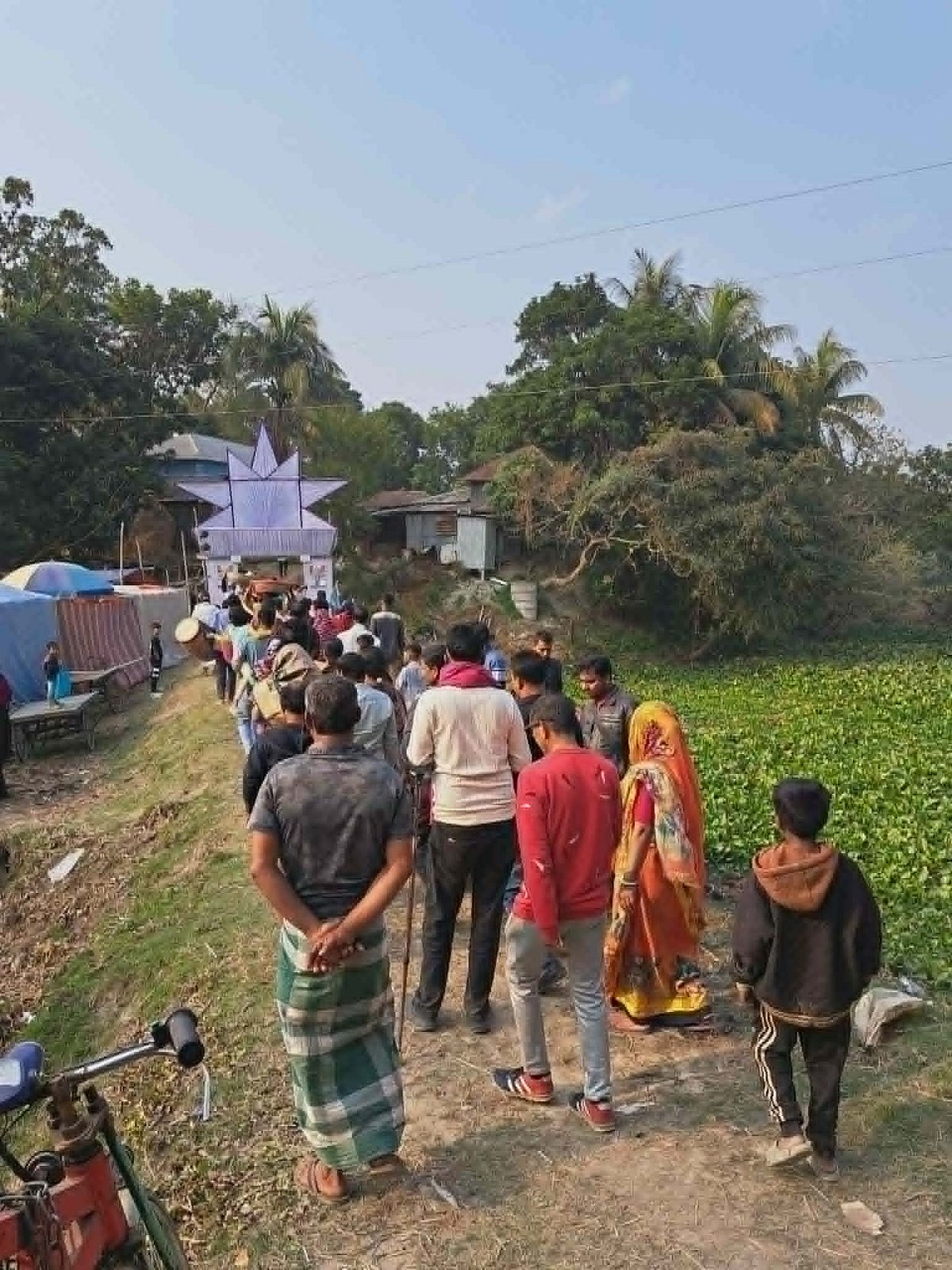 পারিল গ্রামের মেলায় যাচ্ছেন আগতরা