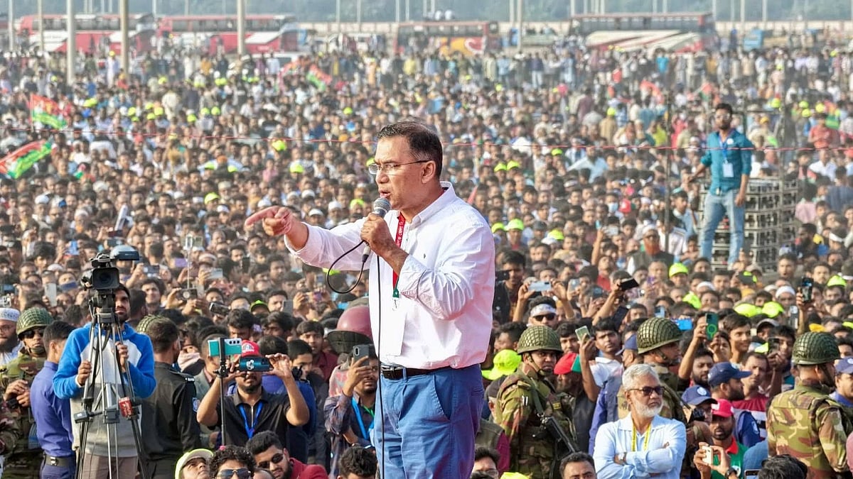 সিরাজগঞ্জে নির্বাচনী জনসভায় বক্তব্য দেন বিএনপির চেয়ারম্যান তারেক রহমান। শনিবার বিকেলে সিরাজগঞ্জ সদর উপজেলার ছাতিয়ানতলীতে বিসিক শিল্প পার্ক এলাকায়