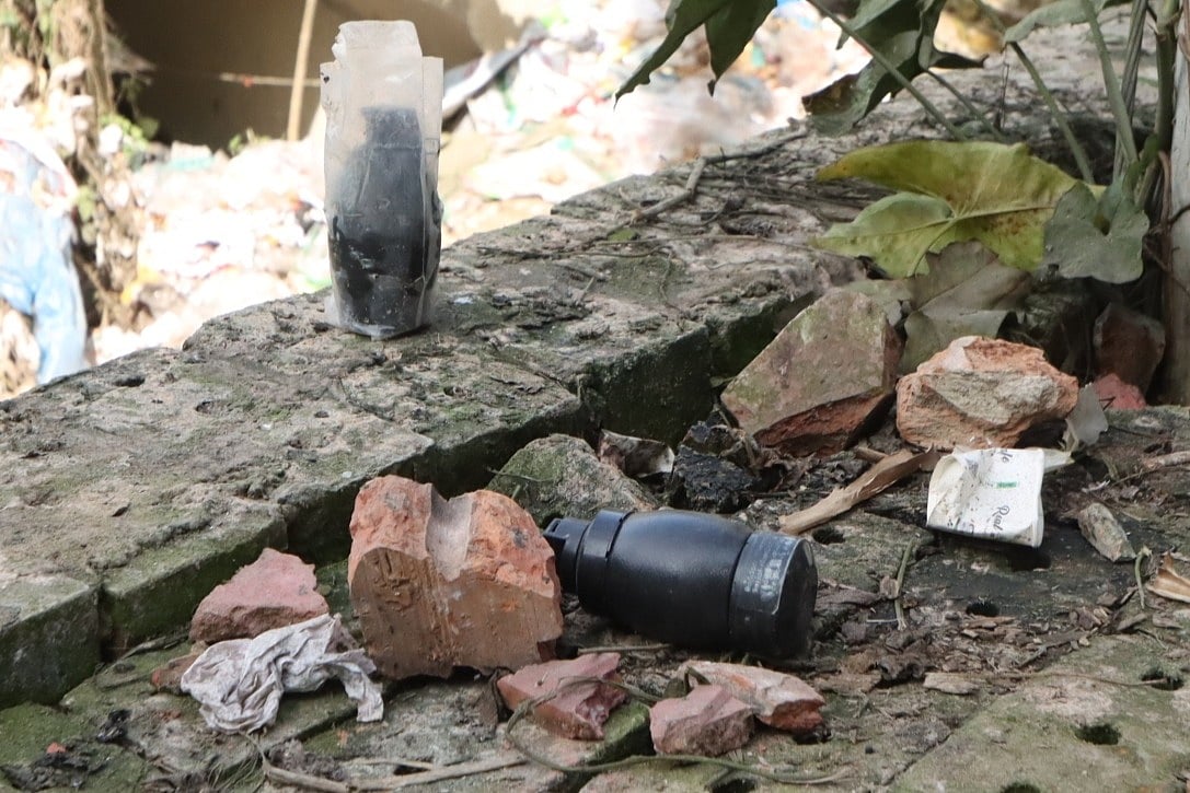 উদ্ধার হওয়া সাউন্ড গ্রেনেড। আজ দুপুরে বান্দরবান বাস্টস্টেশন এলাকা থেকে তোলা