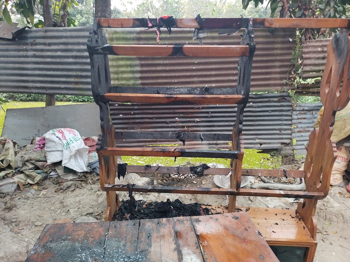 আগুনে পুড়ে গেছে ব্যবসায়ী মৃদুল নমর বাড়ির আসবাবপত্র। চট্টগ্রামের মিরসরাইয়ের জাফরাবাদ পাড়ায় একের পর এক রহস্যজনক অগ্নিকাণ্ডের ঘটনায় আতঙ্কিত পাড়ার মানুষ। ছবিটি বৃহস্পতিবার সন্ধ্যায় তোলা