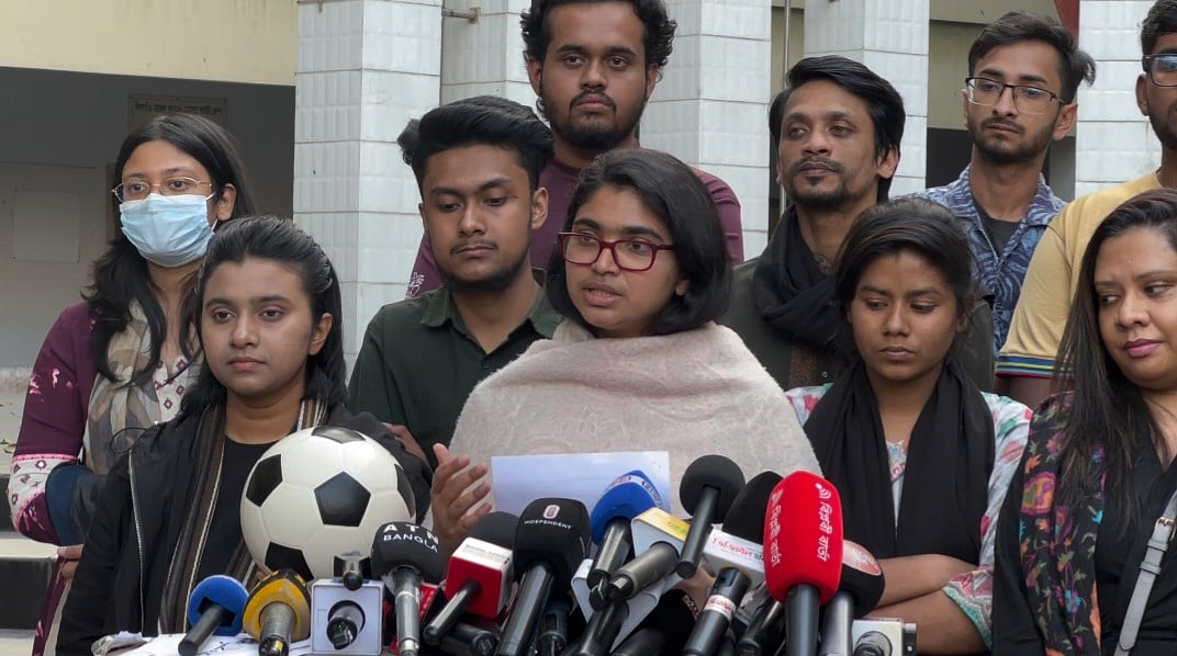 নিজের নির্বাচনী ইশতেহার প্রকাশ অনুষ্ঠানে ঢাকা–৯ আসনের স্বতন্ত্র প্রার্থী তাসনিম জারা। খিলগাঁও, ঢাকা; ৩১ জানুয়ারি ২০২৬