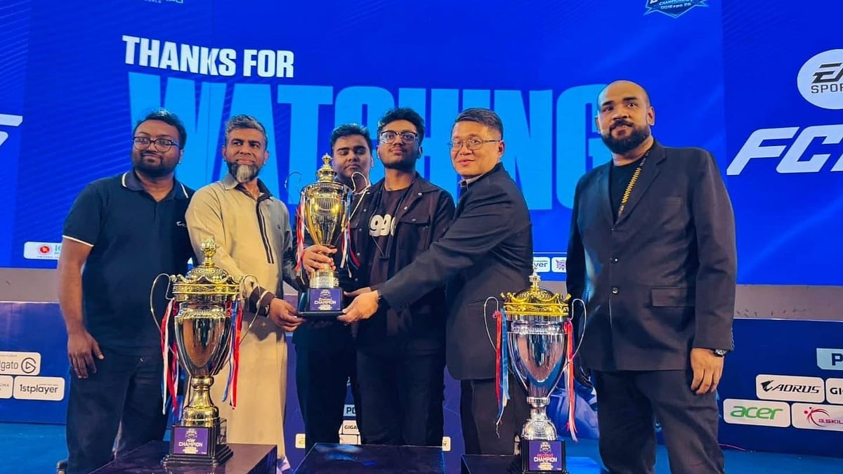 ই-স্পোর্টস চ্যাম্পিয়নশিপে বিজয়ীদের পুরস্কার দিচ্ছেন অতিথিরা