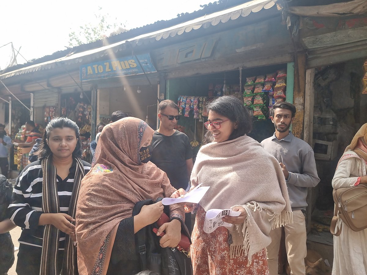 নির্বাচনী প্রচারে ঢাকা-৯ আসনের স্বতন্ত্র প্রার্থী তাসনিম জারা। আজ রোববার রাজধানীর সবুজবাগের বাগপাড়া এলাকায়