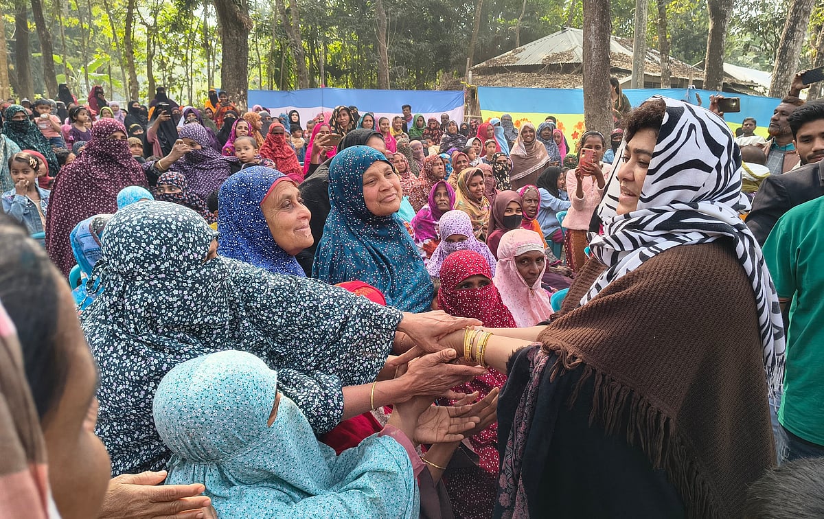 যশোর-২ (ঝিকরগাছা-চৌগাছা) আসনের বিএনপির প্রার্থী সাবিরা সুলতানাকে কাছে পেয়ে উচ্ছ্বাস প্রকাশ করেন নারীরা। রোববার সকালে