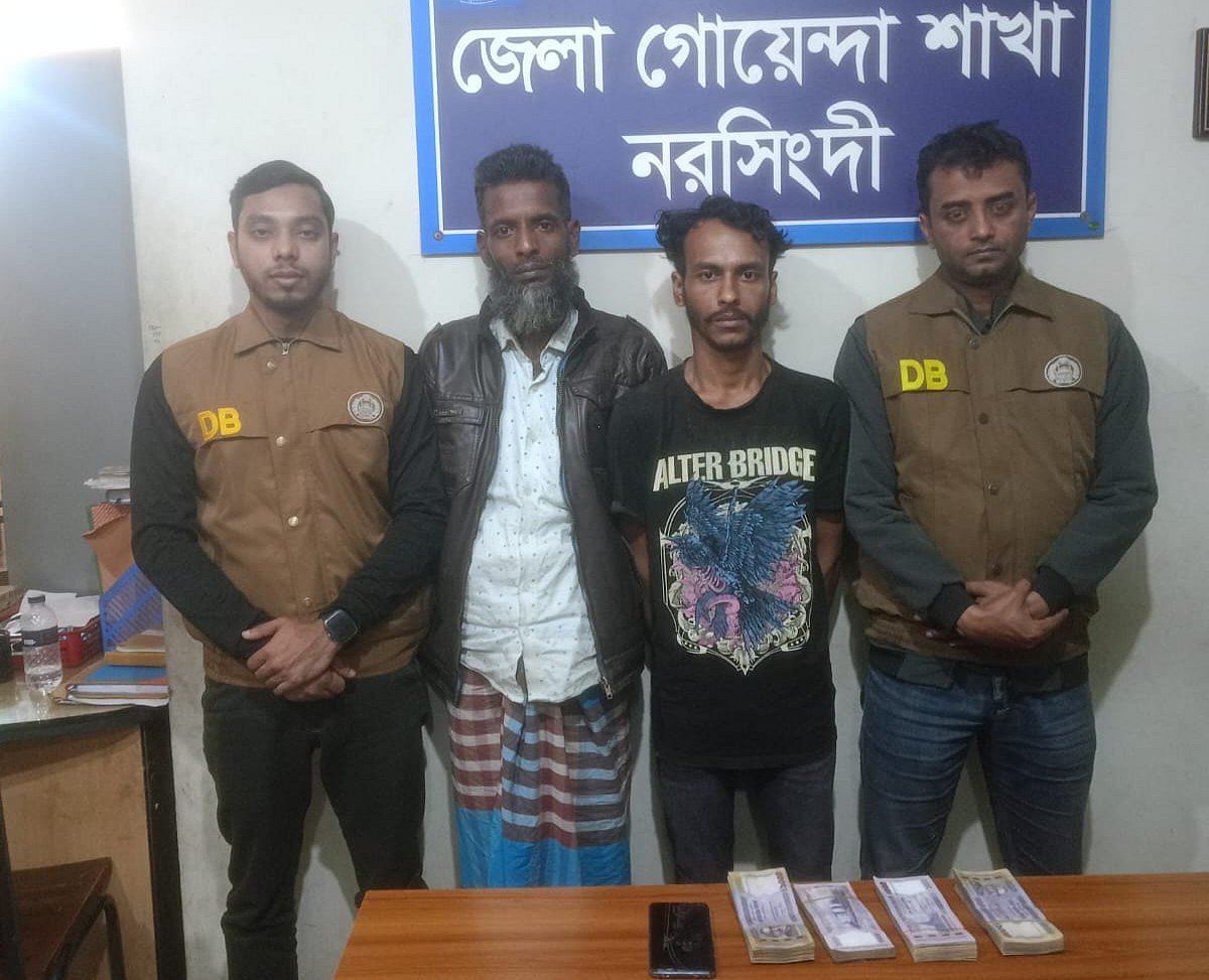 গ্রেপ্তার প্রমন তালুকদার (২১) ও আবুল কালাম (৪৫)। গতকাল শনিবার রাতে নরসিংদী জেলা গোয়েন্দা পুলিশের কার্যালয়ে