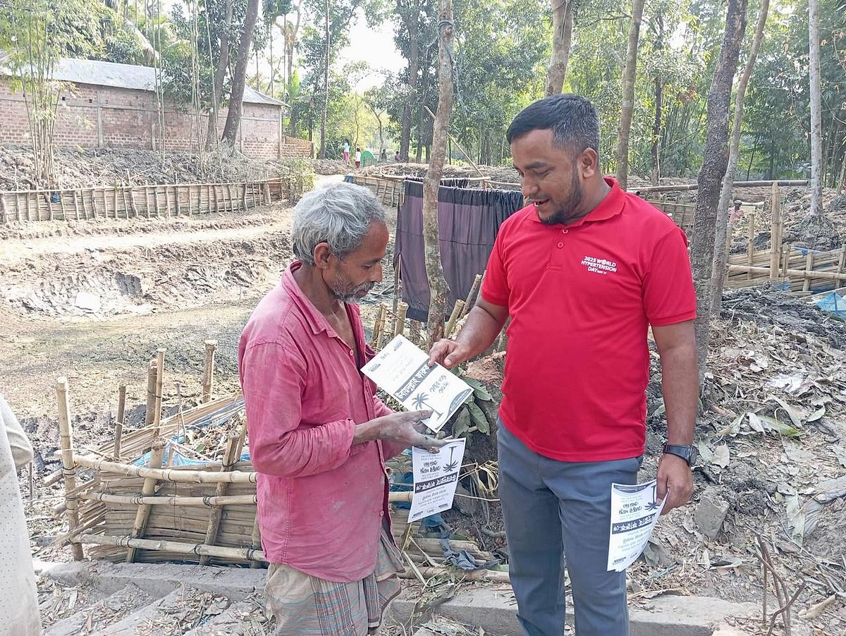 সিলেটের জকিগঞ্জে জমিয়তে উলামায়ে ইসলাম বাংলাদেশের প্রার্থী উবায়দুল্লাহ ফারুকের নির্বাচনী প্রচারণা করছেন ওসমানী মেডিকেল কলেজ হাসপাতালের সিনিয়র স্টাফ নার্স ইমরান আহমেদ তাপাদার (লাল টিশার্ট)