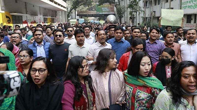 ঢাকা বিশ্ববিদ্যালয়ের মধুর ক্যান্টিন থেকে বিক্ষোভ মিছিলটি শুরু হয়। পরে ক্যাম্পাসের বিভিন্ন সড়ক প্রদক্ষিণ করে অপরাজেয় বাংলার সামনে গিয়ে শেষ হয়